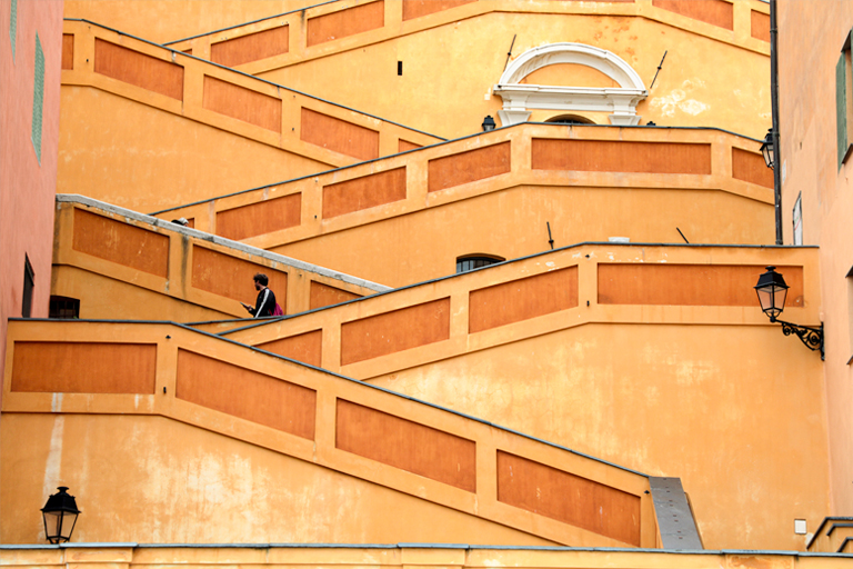 treppe formatfüllend, menton, frankreich, workation, dezember 2025