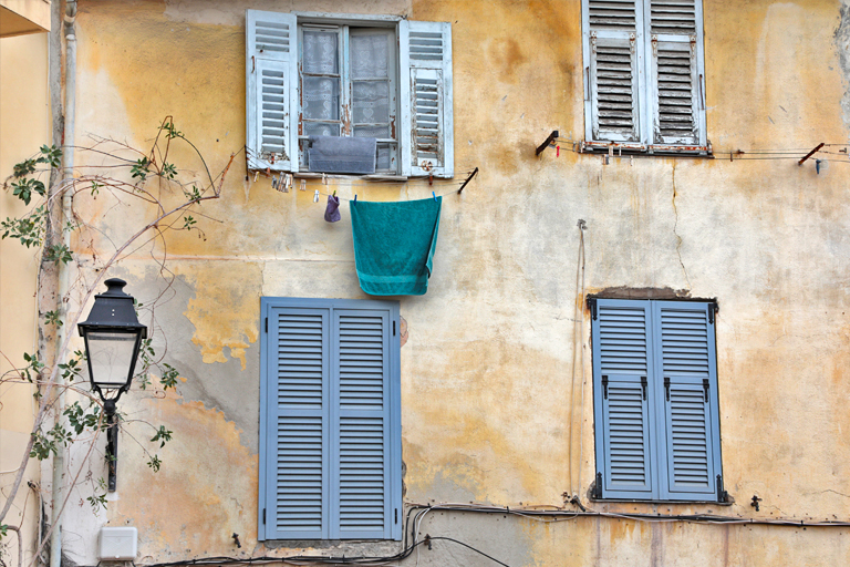 alte hausfassade, menton, frankreich, workation, dezember 2025