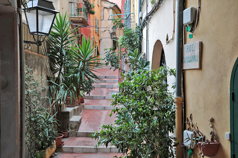 treppen in menton, frankreich, workation, dezember 2025
