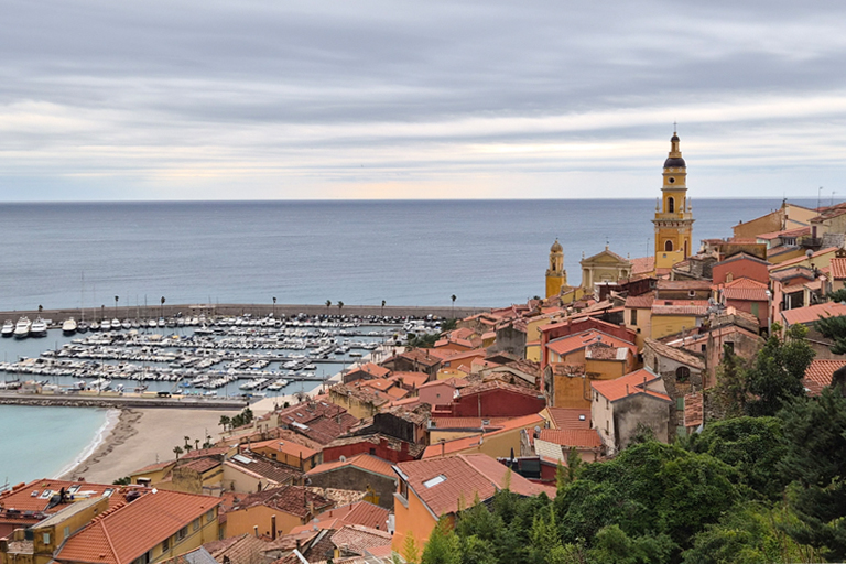 blick über die dächer vom aussichtspunkt in menton, frankreich, workation, dezember 2025