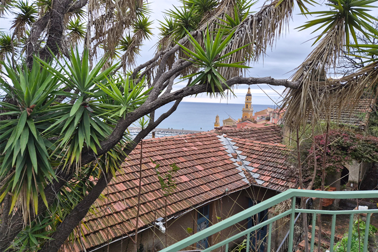 blick vom aussichtspunkt in menton, frankreich, workation, dezember 2025
