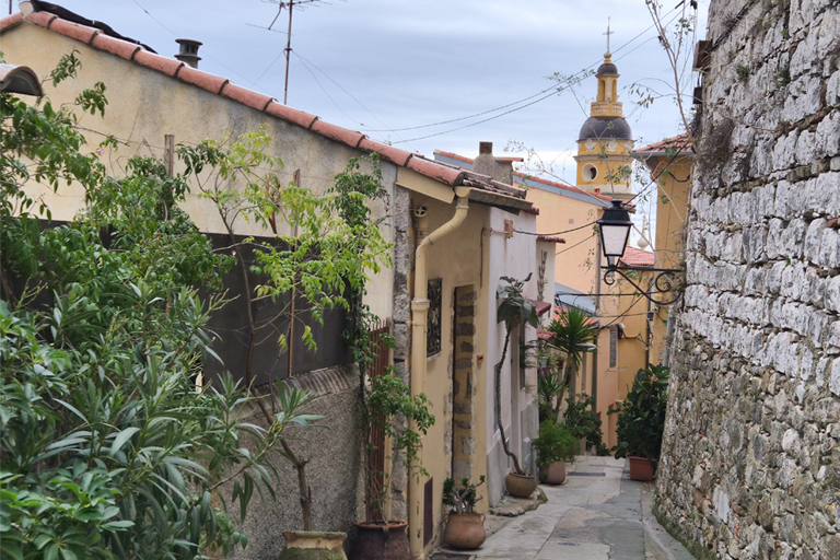 gasse in menton, frankreich, workation, dezember 2025