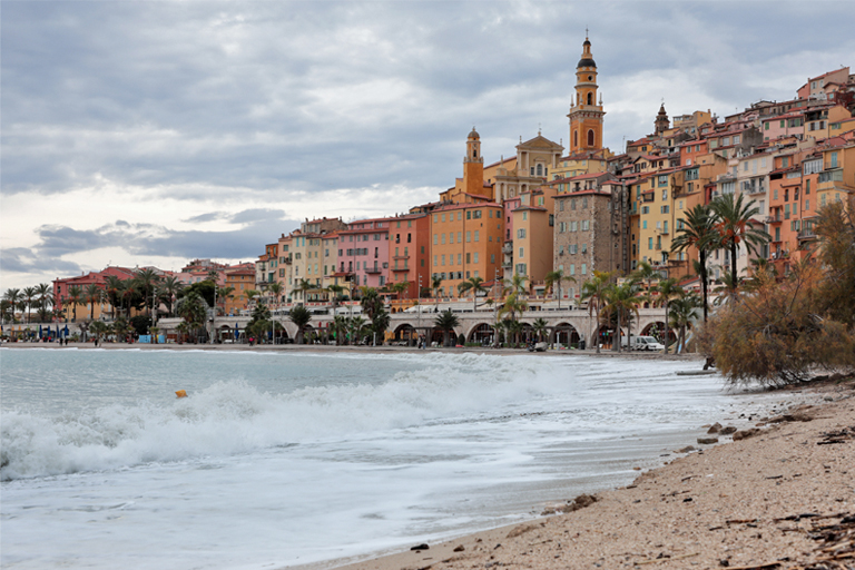 blick vom strand auf menton, frankreich, workation, dezember 2025