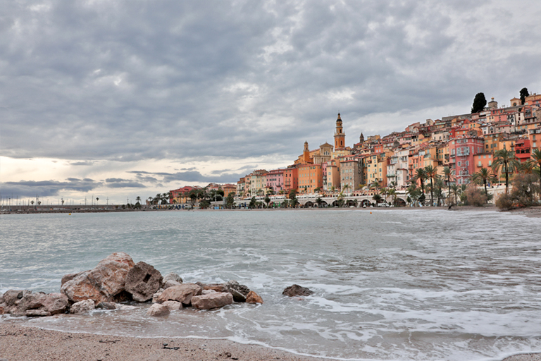 blick vom strand auf menton, frankreich, workation, dezember 2025