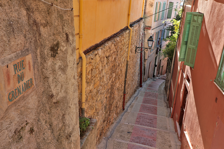 enge altstadtgassen in menton, frankreich, dezember 2025