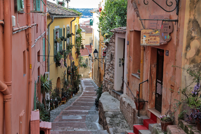malerische altstadtgassen in menton, frankreich, dezember 2025