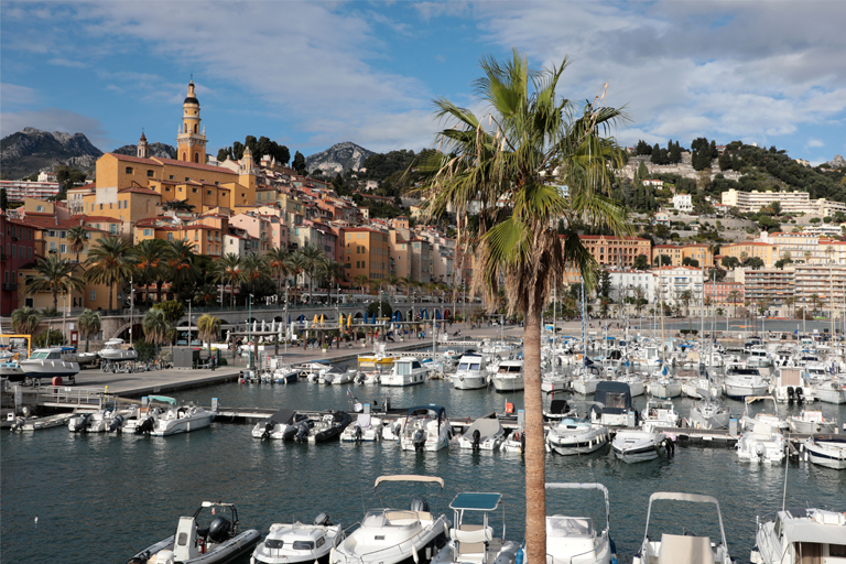 blick vom hafen aus auf die altstadt von menton, frankreich, dezember 2025