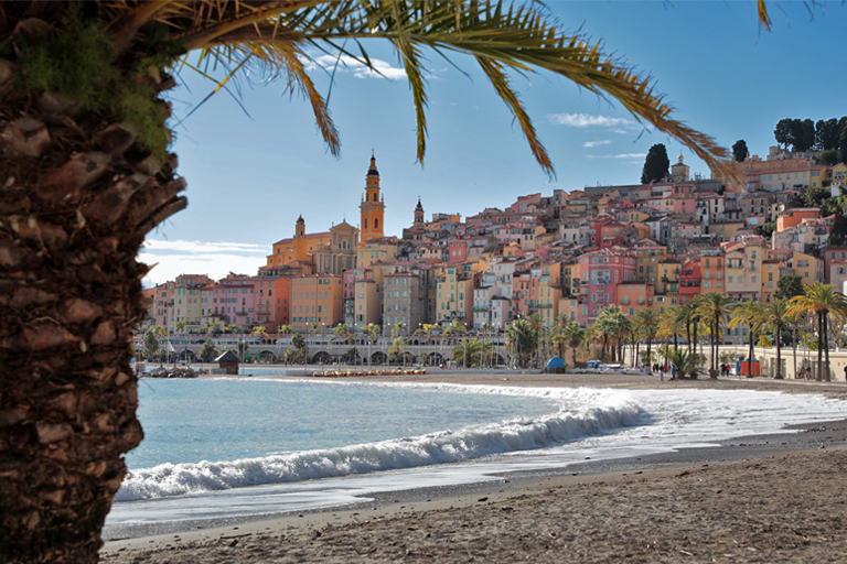 blick vom strand aus auf die altstadt von menton, frankreich, dezember 2025