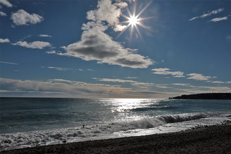 sonne, wellen, strand, menton, frankreich, dezember 2025