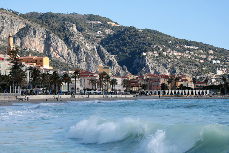blick über die wellen auf menton, frankreich, dezember 2025
