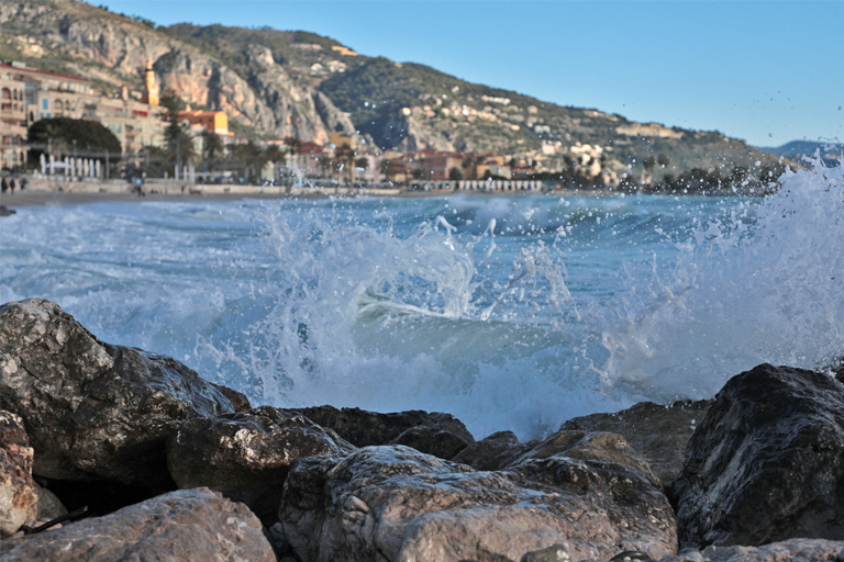 wellenspritzer, menton, frankreich, dezember 2025