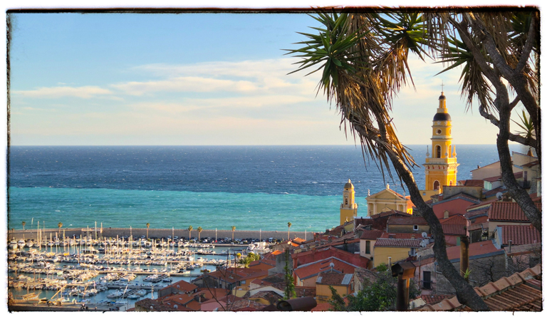 sanftes nachmittagslicht, blick über menton, frankreich, dezember 2025