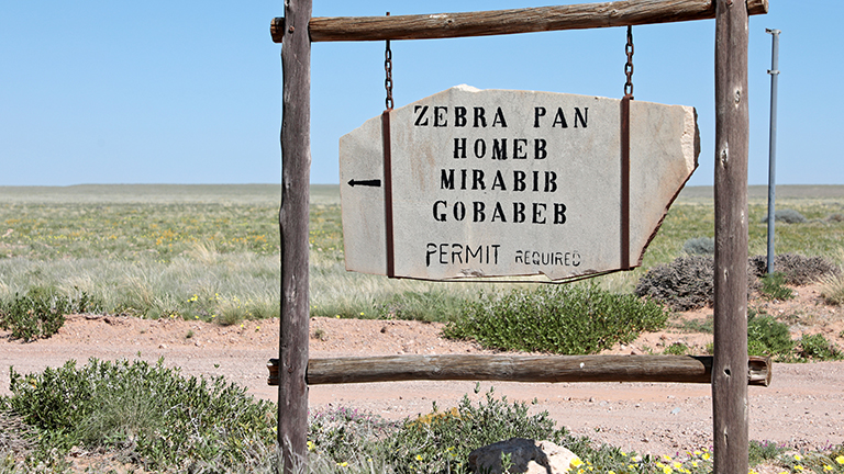 abzweigung nach mirabib, namib naukluft, namibia, april 2026