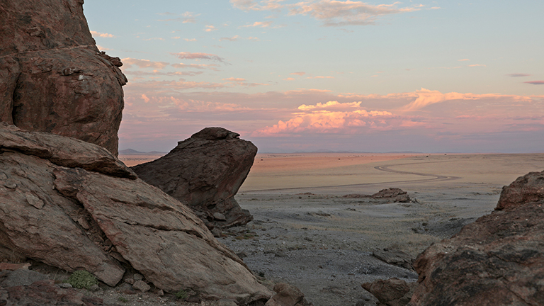 gewittriger sonnenuntergang, mirabib, namib naukluft, namibia, april 2026