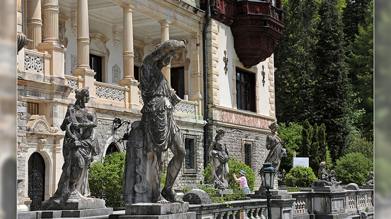 garten von schloss peleş, rumänien, mai 2026