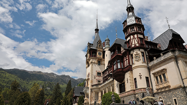 seitenansicht schloss peleş, rumänien, mai 2026
