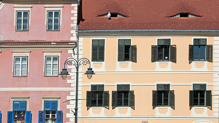 hausfassade und die augen von sibiu, rumänien, mai 2026