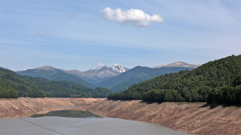 blick auf den vidraru-see an der transfagarasan, rumänien, mai 2026